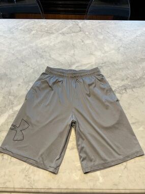 Under Armour loose fit athletic shorts. Pockets. Men’s small. Gray.